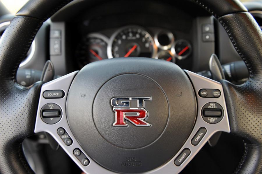 Nissan GT-R 2010 года  (фото 12 из 44)